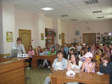 В рамках Международного дня охраны окружающей среды, в читальном зале Центральной городской библиотеки состоялось очередное мероприятие эстетического объединения «В царстве красок и книг».